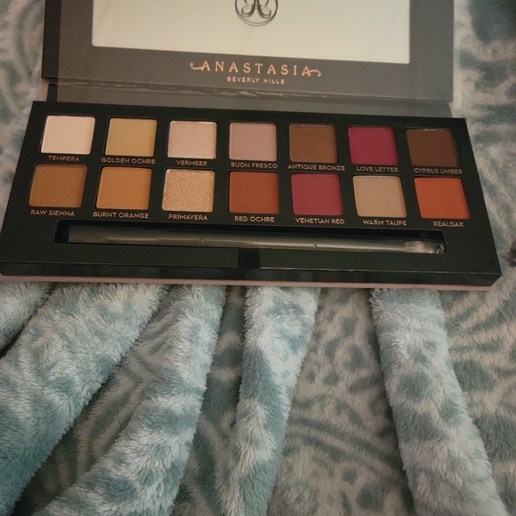 Anastasia Beverly Hills Modern Renaissance - Picture 2 of 2